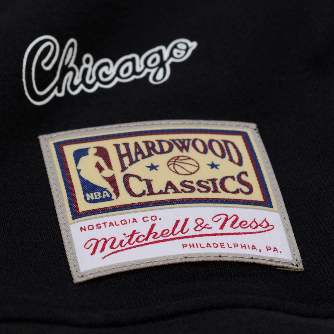 Ladies Chicago Bulls Mitchell & Ness Script Lightweight Crewneck